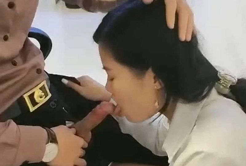 深夜加班服侍同事封面图