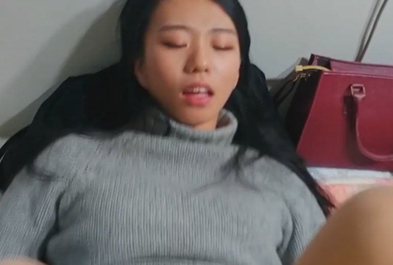 报道第一天就被领导领出开房封面图