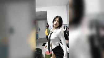 女优系列白晢妹妹婀娜多姿舞藝挑逗只顧玩手遊男友 使出渾身解數騎在男友身上封面图