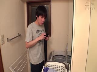 タイトスカート穿いた心優しいデカ尻姉の絶対領域に欲情した弟！媚薬を飲ませると自らニーハイソックスを擦りつけながら淫らにパンツを滴らせカニバサミで中出しを求めた！SPECIAL 大槻ひびき＆桜木優希音mp4封面图