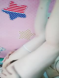 #长发贫乳白皙美女主播紫薇发骚，让大哥在一旁道具抽插自己的骚穴，逼紧多淫封面图