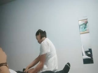 小萌不干活_老哥足疗店勾搭大奶子甜美妹子带回房间捏奶抱起来操..封面图