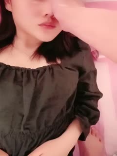 花了2W刚从学校拉了三个超级粉嫩学生妹，为了还贷出来卖初夜有露脸_身材非常正点一个接一个轮流着干2封面图