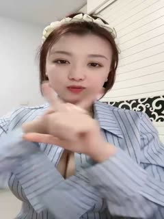 新人下海甜美小姐姐！一对豪乳呼之欲出！撩下小背心柔软奶子封面图