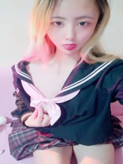 JK装金发小姐姐！撩起裙子没穿内裤！无毛骚穴揉搓封面图