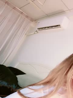 H罩杯奶霸！眼镜骚御姐！一脸淫荡开档情趣内裤，扣的骚逼多是白浆，抓着奶子揉捏丰满尤物封面图