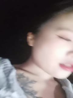 颜值不错的美女主播露脸户外小河边勾搭钓鱼的小哥激情啪啪，让小哥吃奶玩逼口交大鸡巴...封面图