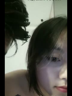 超极品真实18岁校花大一学妹直播吃鸡啪啪大秀，每天挣大钱吃香喝辣没人知道的秘密！！1...封面图