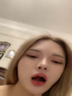 萱萱美女一个人在床上发骚，全程露脸听狼友指挥互动撩骚，脱光了陪狼友嗨_封面图