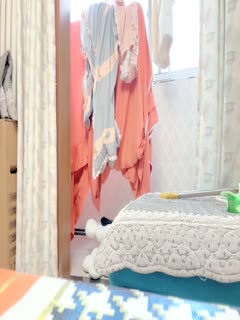 做完饭给大家秀一秀撩起衣服一对豪乳，又白又大超诱惑_...封面图