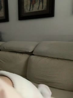 颜值区女神！外表文静很漂亮！给大家小露一波，撩起衣服贫乳，换装衬衣，半脱下内裤性感美臀...封面图