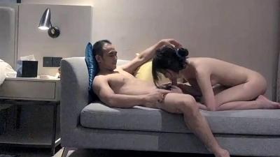 中年大叔约到年轻肤白嫩妹，温柔配合.封面图