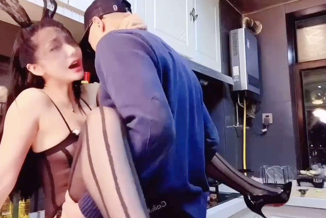 爱丝袜的Vivian姐_黑丝情趣内衣厨房内的激情做爱的。封面图