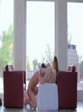 无法专心下棋的两个人封面图