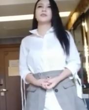 挑了个颜值不错的小姐，先口爆一次，再切磋技术.封面图