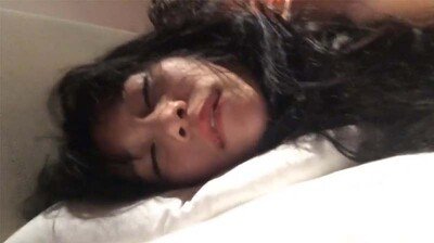 晚上加班吃宵夜灌倒平时很骚的女同事旅馆开房嘴里说不要下面迎合鸡巴不停抖动表情享受.封面图