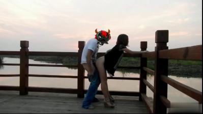 新婚夫妻的蜜月旅行按摩房、风景区和游泳池都是我们的性爱擂台.封面图