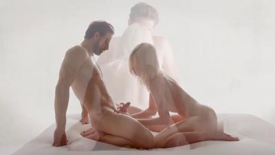 用双手给对方安慰封面图