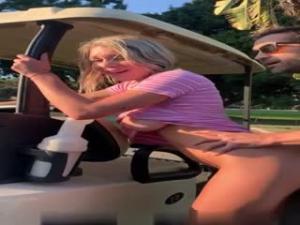 土豪打高尔夫，泡上了来球场打工的大奶妹子。封面图