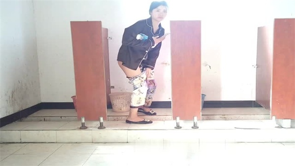 佼佼者全景厕拍1镜4位置4封面图