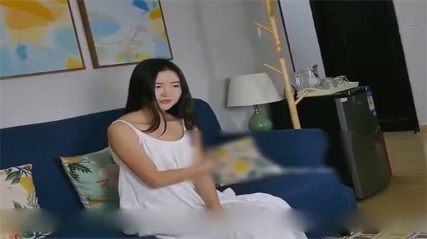 裸拍摄影师於约拍学生妹乖乖被摸胸摸逼封面图