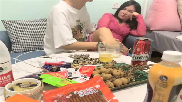 排骨小哥网约肥臀妹子在家小酌酒过三巡趁机硬上封面图