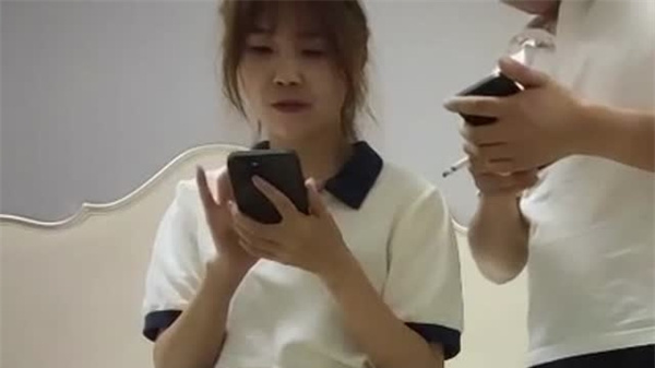 漂亮马尾小姐姐口活不错认真吸吮封面图