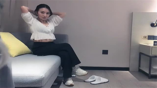 气质文静168CM外围美女隔着内裤摸屌妹子很听话封面图