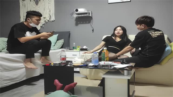 网约漂亮女神粉胸翘臀女上位兄弟围观尤物高潮封面图