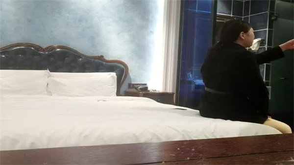 无情的屌肉感外围御姐按着头插嘴封面图