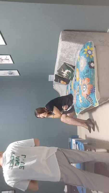 小狐狸娱乐御姐范黑色网袜骚女张开双腿揉搓骚穴撩起裙子拉着手后入镜头前猛操大屁股封面图