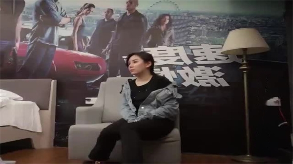 小哥约了个牛仔外套妹子沙发扣逼封面图