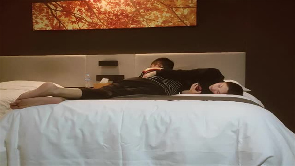 新人探花二号选手酒店约操气质少妇撩起裙子吸吮奶子封面图