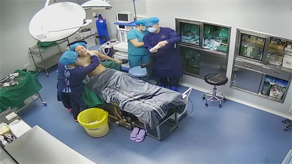 泄露美女注射隆胸过程全纪录爱美不怕痛_封面图