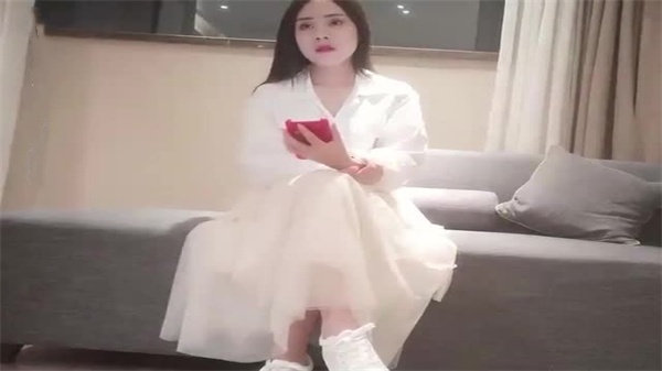 寻花约了个白色长裙纹身妹子酒店啪啪封面图