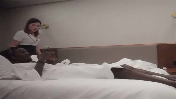 寻花偷拍-男主約了个肉感肥臀足疗技师让老黑体验技师的全套服务封面图