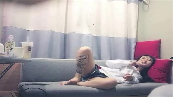 寻花偷拍-大屌魔人高价约操两个苗窕妹子玩双飞封面图