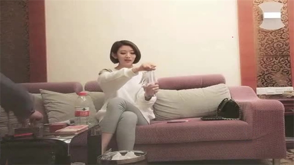 寻花偷拍-大屌魔人高价約了个气质御姐穿上连身网袜装激情啪啪封面图