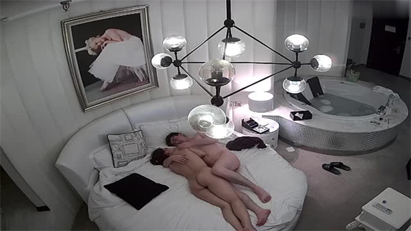 眼镜哥带着美女酒店开房连干3炮封面图