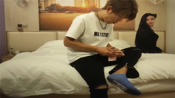 寻花偷拍-男主高价約了个肉感肥臀大奶御姐穿上高跟黑丝激情啪啪封面图