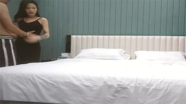 寻花偷拍-男主高价約了个苗窕贫乳御姐封面图