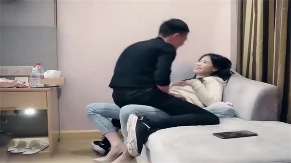 寻花偷拍-男主高价約了个颜值长腿小姐姐付完款主动求抱一脸骚样_封面图