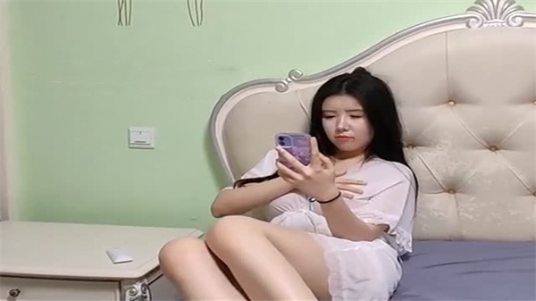 原配闯到小三家里互殴封面图